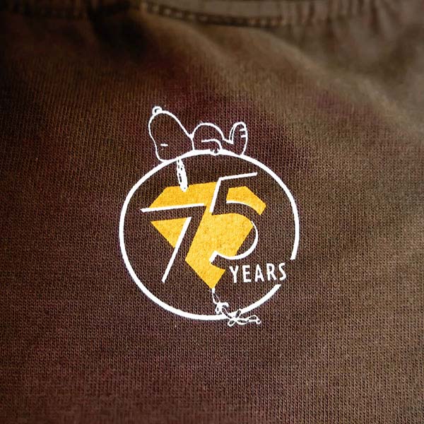 スヌーピー Tシャツ (チャコール/HAPPINESS IS 75YEARS OF PEANUTS)