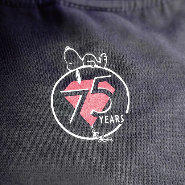 スヌーピー Tシャツ (ネイビー／HAPPINESS IS 75YEARS OF PEANUTS)
